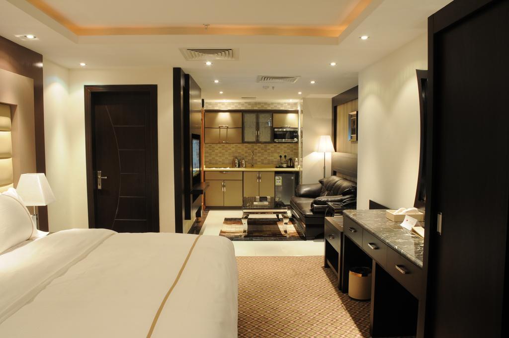 Al Yamama Palace Hotel Suites Рияд Стая снимка