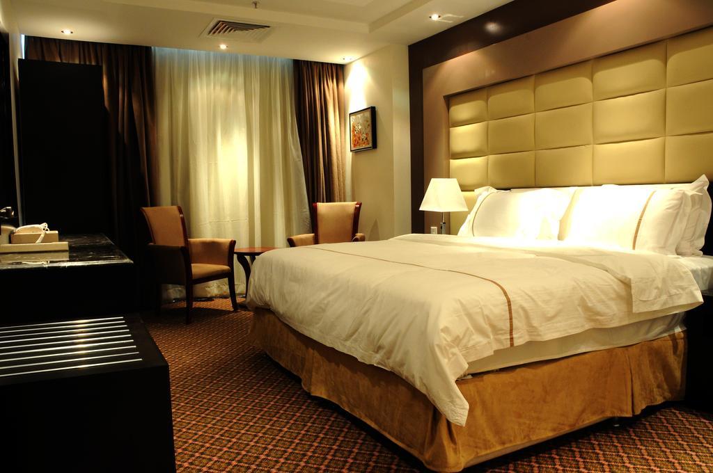 Al Yamama Palace Hotel Suites Рияд Стая снимка